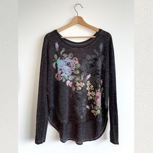 Flowers print on a charcoal long sleeves shirttail with mullet hem